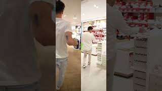 Wer weiß Bescheid👟 Azubi vs Chef 🤜🏻🤛🏻 storemanagervsazubi [upl. by Erodaeht]