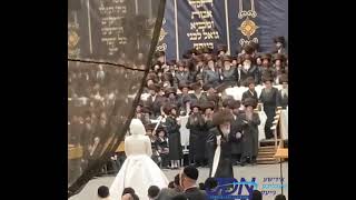 Viznitz Rebbe R Mendel Dances Mitzvah Tantz At The Skver  Kretchnif Wedding  Menachem Av 5783 [upl. by Lesoj]