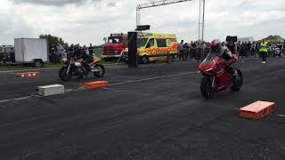 Ducati Panigale V4 vs Suzuki Hayabusa 1300  14 mile drag racing  14 Meilen Rennen [upl. by Amund]