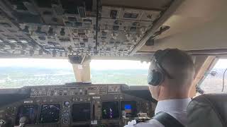 LANDING AT JFK Airport BOEING 747400  cockpit view of low turn into the runway [upl. by Gorga]