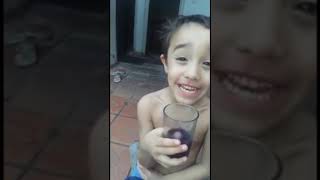 Niño toma vino con su abuelo [upl. by Asher]