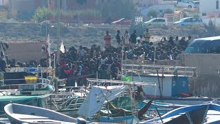 Lampedusa emergenza sbarchi migliaia di migranti sullisola [upl. by Weinstock]