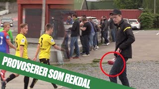 Utgir seg for å være Rekdal  provoserer under fotballkamp [upl. by Yelrahs]