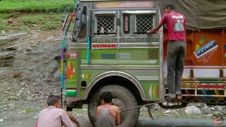 Voyage au bout de l’enfer en Inde et au Népal  Routes Vertigineuses [upl. by Issak465]