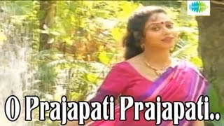 O Prajapati Prajapati Pakhna Melo  Bengali Song  Lata Mangeshkar [upl. by Farrica970]