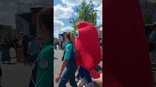 La mascotte des JO  En direct du parc urbain de la Concorde [upl. by Hanoy]