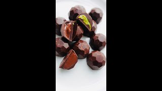 PRALINE AL CIOCCOLATO E PISTACCHIO ASMR Shorts [upl. by Garrett227]