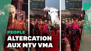 Altercation entre Conor McGregor et Machine Gun Kelly sur le tapis rouge des MTV VMA [upl. by Ary197]