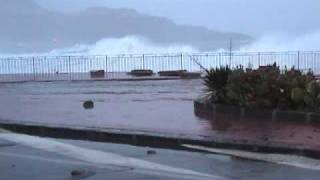 Mareggiata colpisce il porto di Giardini Naxos [upl. by Imotih]