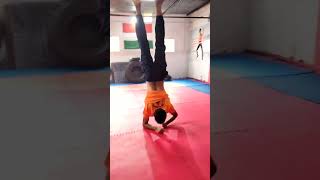 जल मत बराबरी कर challenge fitness walking handwalk arm armwalk motivation gymnastshortsfeed [upl. by Ermine]