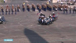 Slapstickachtige momenten tijdens militaire parade Parijs  RTL NIEUWS [upl. by Auston]