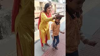 amara Soch rahi thi train main sone funny 😜😜😜 comedy shortfeed funniestvideo 😰😰😰 [upl. by Frodina]