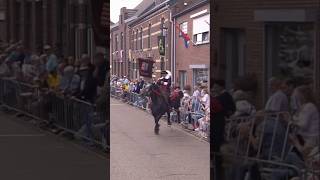 Paard schrikt en slaat op hol tijdens OLS 😳🐴  L1Nieuws [upl. by Shayne]