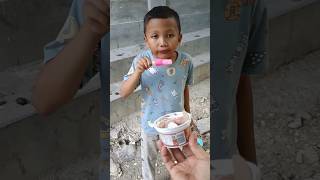 Ada anak kecil makan es krim dikasih es krimshorts [upl. by Niki865]