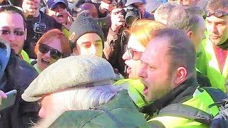 Ingrid Levavasseur agressée puis exfiltrée  Gilets jaunes  Acte 14  Dimanche 17 février 2019 [upl. by Jarvis]