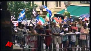 Raw Video William Kate Undeterred by Protests [upl. by Hakeem212]