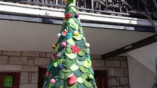 Un árbol navideño hecho a ganchillo la creación que une a los habitantes de Valdemanco [upl. by Kreegar]