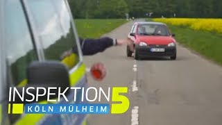 Auto rast ins Feld Polizisten wurden fast umgefahren  Inspektion 5  SAT1 TV [upl. by Dedra]