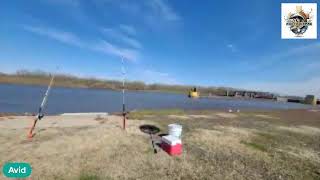 Fishing the kaskaskia river at lock and dam [upl. by Ititrefen]