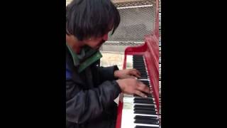 Un indigente tocando piano en la calle el pianista callejero que sorprende a todos [upl. by Trista140]