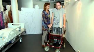 Opstaan en lopen met een rollator 244 [upl. by Aura]