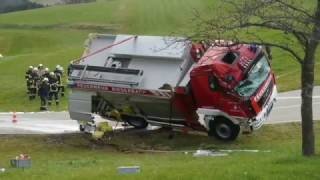 Feuerwehrfahrzeug verunglückt auf Einsatzfahrt [upl. by Earezed]