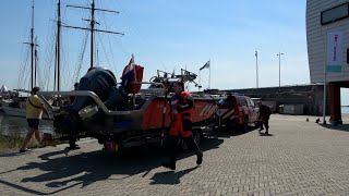 PRIO1 255113 255112  Boot brandweer Lelystad wordt zo snel mogelijk te water gelaten voor een brand [upl. by Ellynn]