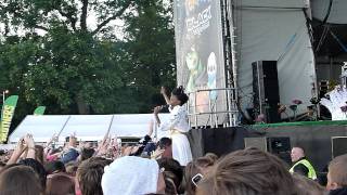 Noisettes Never Forget You Security Shoulder Ride Guilfest 2011 HD [upl. by Nehcterg]