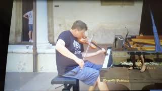 Guy Braunstein plays piano and violin at the same time Mendelssohn in e minor violin concerto [upl. by Hsiwhem]