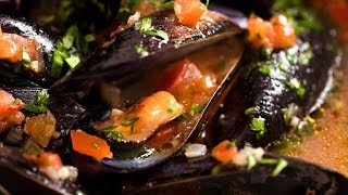 How to Cook Mussels  Steamed Mussels with Garlic White Wine Sauce [upl. by Paviour]