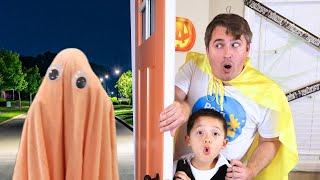 Whos at the Door on Halloween Baby Rainbow Ghost and Halloween vending Machine Story [upl. by Seko]