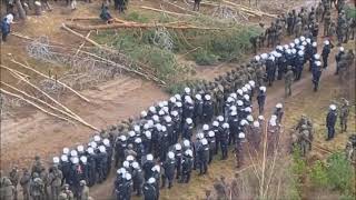 Migranci atakują polskie zabezpieczenia graniczne koło Kuźnicy  Poland Belarus border conflict [upl. by Turner]