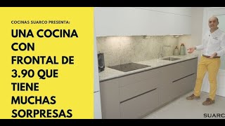 Cocina pequeña moderna en línea recta blanca y arena con perfil gola y encimera de granito [upl. by Ahsela]