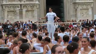 quotBallo in biancoquot con Roberto Bolle in Piazza Duomo a Milano [upl. by Cima]