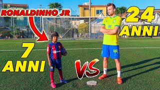 7 anni VS 24 anni FOOTBALL CHALLENGE con MINI RONALDINHO Chi è PIÙ FORTE [upl. by Lifton660]