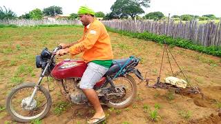 Cultivando capinando com moto Simples e eficiente [upl. by Ahsinat16]