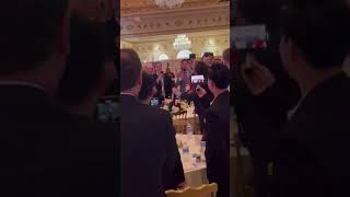 Presidente da Argentina Javier Milei dançando ao entrar no resort do Trump [upl. by Aridnere892]