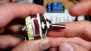 How SPDT Single Pole Double Throw switches work demo circuit [upl. by Haididej]