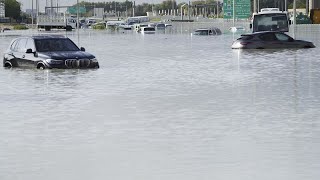 Après les pluies torrentielles Dubaï écope [upl. by Idnem]