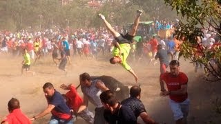 Toro de La Vega lanza a un hombre por los aires [upl. by Naehgem]