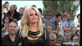 Bonnie Tyler in unlovely situation on the stage [upl. by Eenaffit]