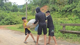 The orphan boy picked up scraps to sell and was robbed luckily met the helper [upl. by Mattie]