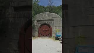 Questo incredibile bunker si trova nelle viscere di un monte e nasconde un affascinante museo [upl. by Aruol]