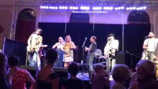 Watch Wahoo Skiffle Crazies get Chicago dancing at jug band battle [upl. by Moht]