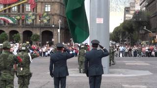 Los soldados mexicanos arriando la bandera Zócalo DF [upl. by Ahsienod]