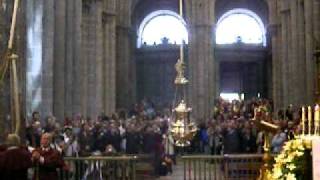 Botafumeiro  Lencensoir géant dans la cathédrale de SaintJacques de Compostelle [upl. by Jentoft]