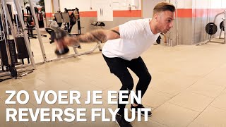 Reverse Fly uitvoering met zowel de machine als dumbbells [upl. by Sinnard]