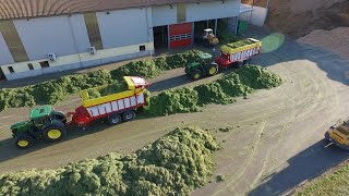 Grasernte für Trocknungsanlage mit 2 neuen John Deere 6215R [upl. by Gusta69]