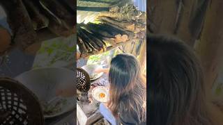 Gadis Dayak masakmasak dan makan di pondok ladang bukit hutan Kalimantan [upl. by Eetsud]