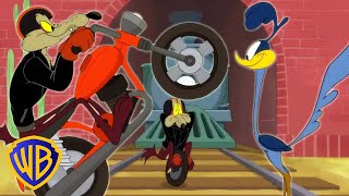 Looney Tunes en Latino  El Coyote motero con facilidad 🏍  WB Kids [upl. by Town]